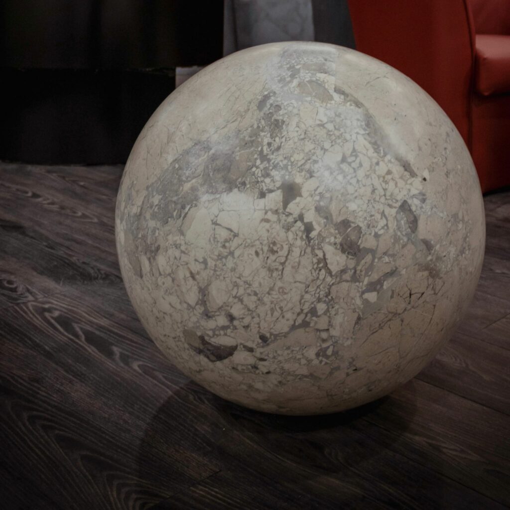 Elemento di arredo urbano in Breccia di Monte Coppe realizzato nel Sannio