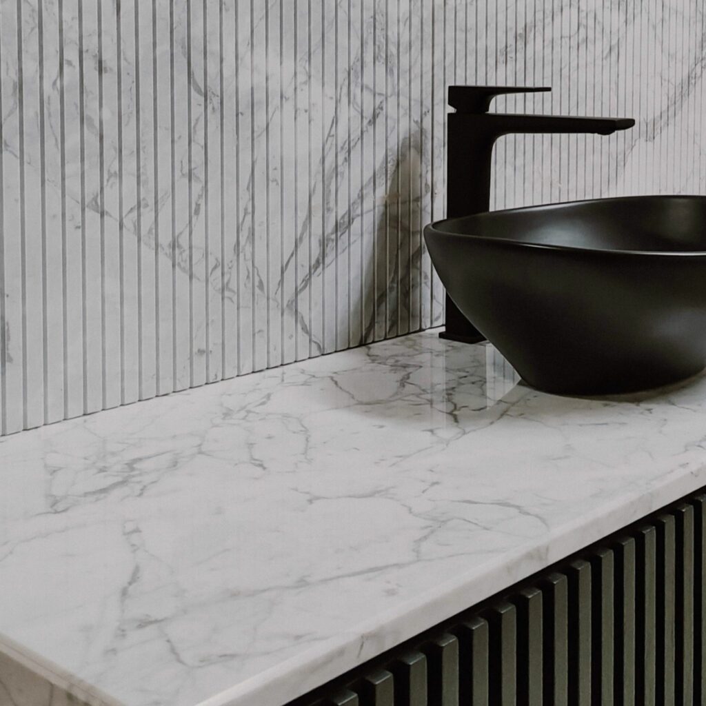 Rivestimento bagno e top in marmo Carrara