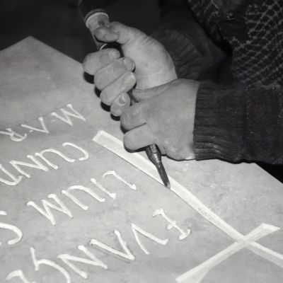 Chi siamo Elemento di arte sacra in pietra naturale realizzato nel Sannio