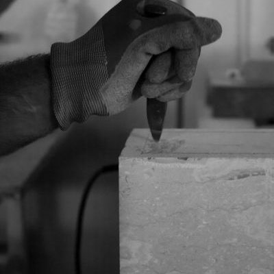 Lavorazione artigianale picconata della pietra a Benevento